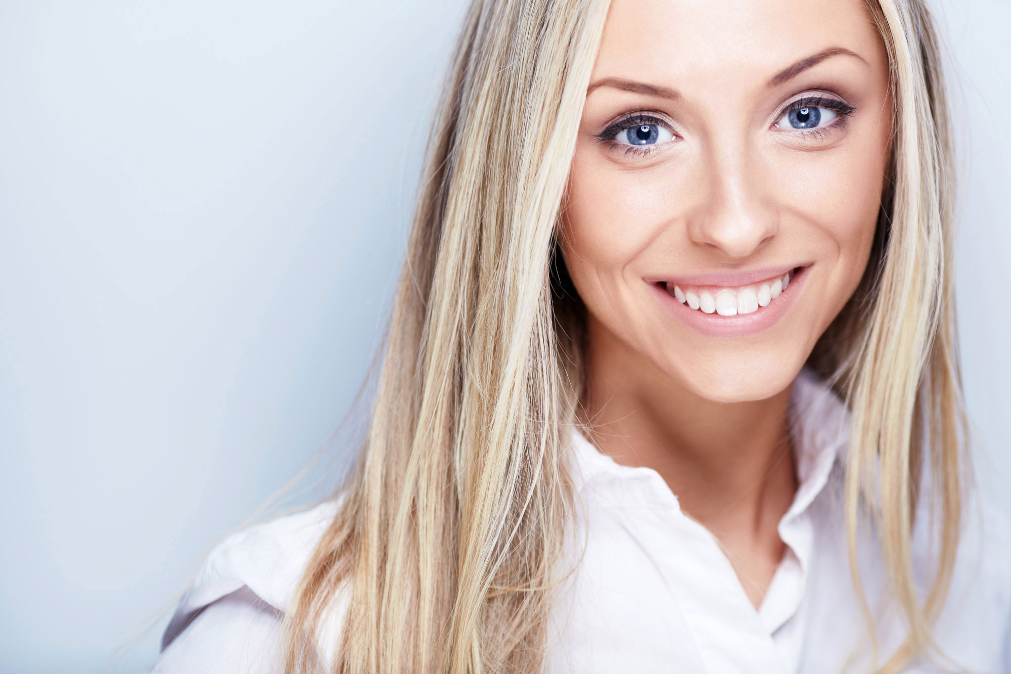 woman smiling and showing her white teeth